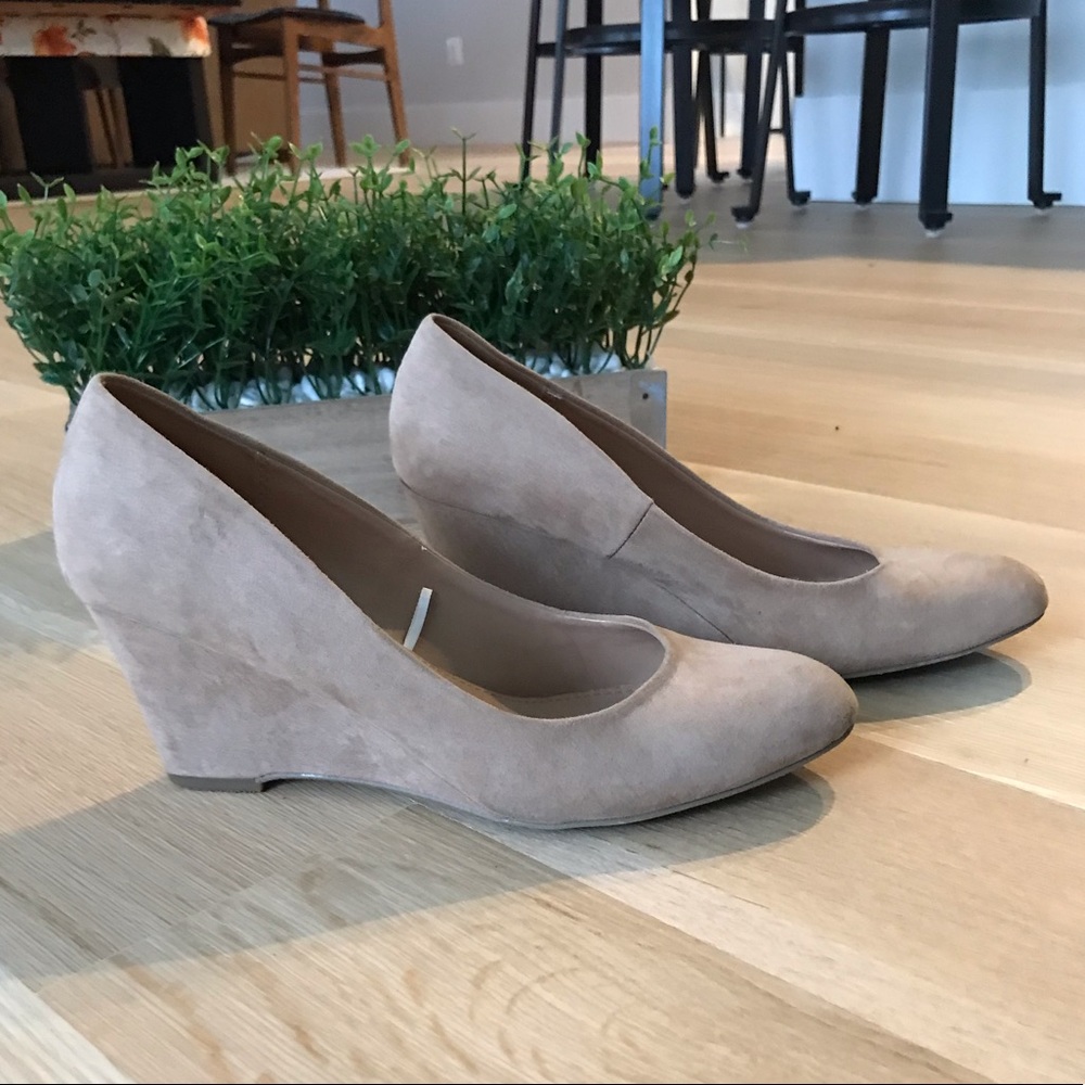 Nude suede wedges pump size 8 Merona